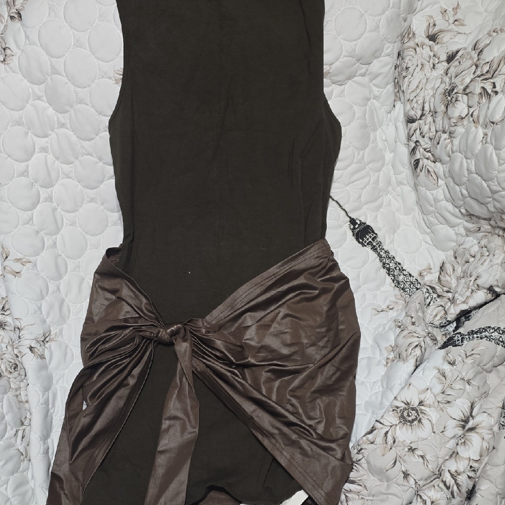 Chic Black Sleeveless Dress with Brown Tie